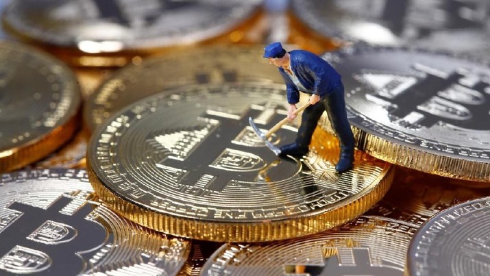 FILE PHOTO - A small toy figure is seen on representations of the Bitcoin virtual currency in this illustration picture, December 26, 2017. REUTERS/Dado Ruvic
