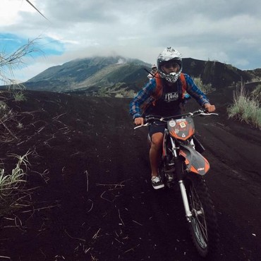 Seru Banget, Syamsir Alam Belah Alam Bali Bareng Maria Selena