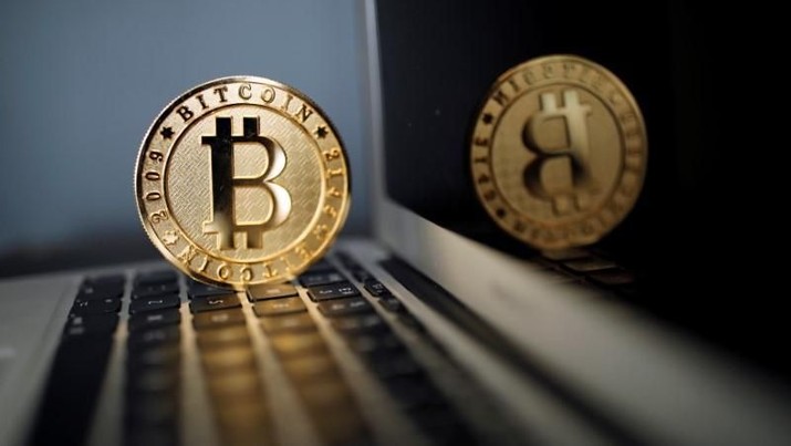A Bitcoin (virtual currency) coin is seen in an illustration picture taken at La Maison du Bitcoin in Paris, France, June 23, 2017. REUTERS/Benoit Tessier/