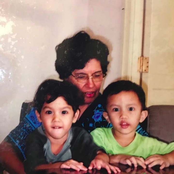 <p>Al girang banget ya foto sama Eyang? Hi-hi. (Foto: Instagram/alghazali7)</p>