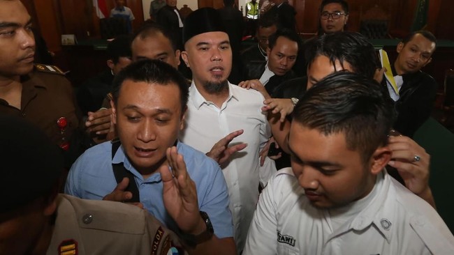 Sidang kasus ujaran 'idiot' dengan terdakwa Ahmad Dhani diwarnai keributan karena pihak simpatisan meluapkan emosi saat ahli dicecar pengacara Dhani.