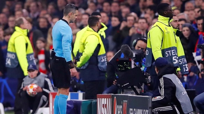 Bek tengah Real Madrid Sergio Ramos mengaku menjadi pendukung keberadaan Video Assistant Referee (VAR) dalam sepak bola.