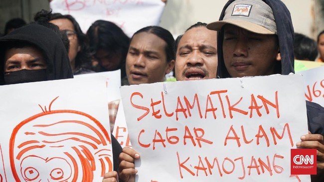 Sejumlah elemen masyarakat turun ke jalanan Bandung melakukan aksi menolak penurunan status cagar alam kawasan Kamojang dan Papandayan jadi taman wisata alam.