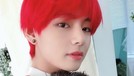 Penyanyi V BTS dikenal sering gonta-ganti warna rambutnya&period; Lalu seperti apa sih pesona tampan V yang sering tampil dengan warna rambut nyentrik&quest;