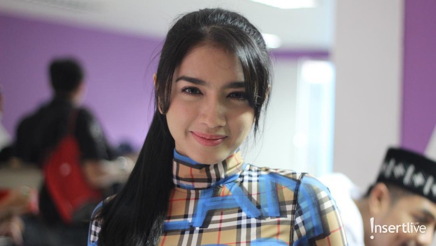 Angel Karamoy terlihat masih betah sendiri. Lalu kira-kira ia akan menghabiskan momen Valentine sama siapa ya?