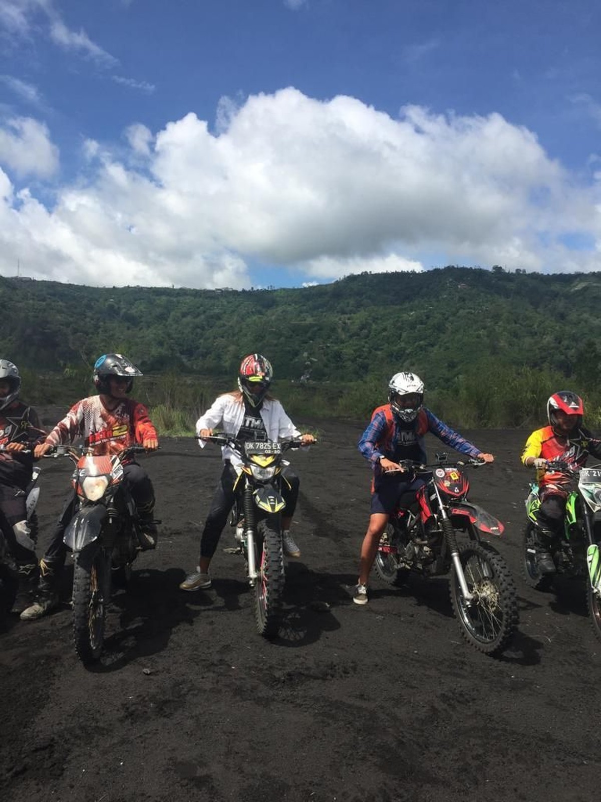 Tim My Trip My Adventure menemukan pantai baru nan indah di Bali yang bernama Diamond Beach&period; Seperti apa sih keseruan mereka&quest; Simak yuk&excl;