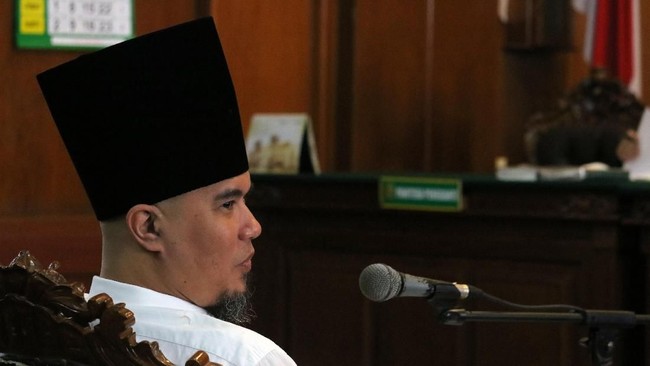 Kuasa Hukum Ahmad Dhani menganggap kasus ujaran 'idiot' seharusnya tak bisa dipidanakan, sama seperti kata 'sontoloyo' yang dilontarkan Jokowi.