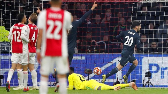 Pelatih Ajax Erik Ten Hag mengaku super kecewa sekaligus senang ketika mengalami kekalahan dari Real Madrid dalam laga pertama babak 16 besar Liga Champions.
