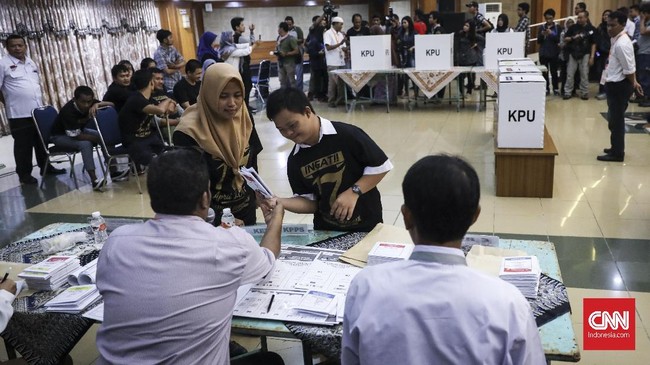 Pemilih tunanetra di Biak, Papua mengeluhkan surat suara yang mereka gunakan untuk mencoblos karena tidak ramah difabel.