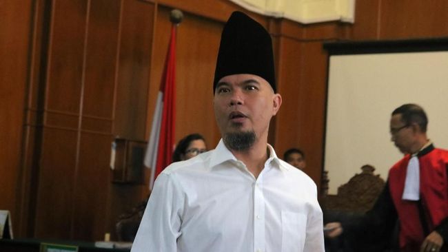 Viral ajakan Presiden Joko Widodo membeli hidangan Bipang Ambawang rupanya turut mengundang komentar sejumlah selebriti, salah satunya Ahmad Dhani.