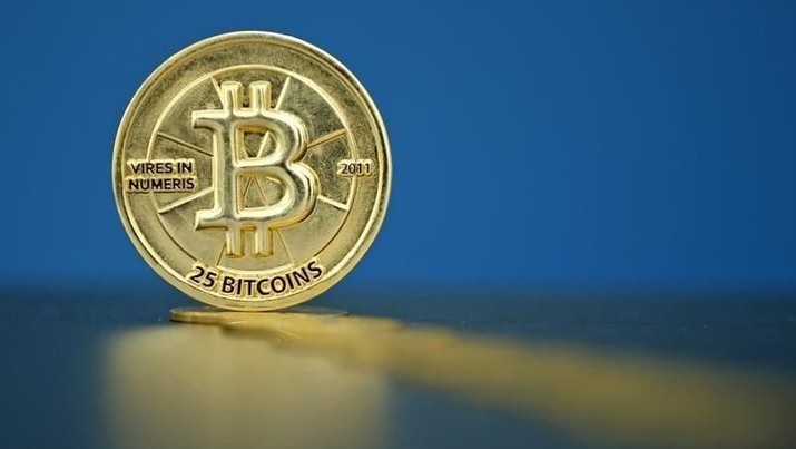 Bitcoin (virtual currency) coins are seen in an illustration picture taken at La Maison du Bitcoin in Paris, France, May 27, 2015. REUTERS/Benoit Tessier