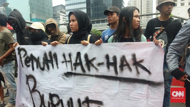 Asi pegawai Papua itu meminta Polda Metro Jaya membebaskan 40 rekan eks karyawan PT Freeport yang ditangkap polisi usai menginap di depan Istana selama sepekan.