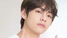 Penyanyi V BTS dikenal sering gonta-ganti warna rambutnya&period; Lalu seperti apa sih pesona tampan V yang sering tampil dengan warna rambut nyentrik&quest;