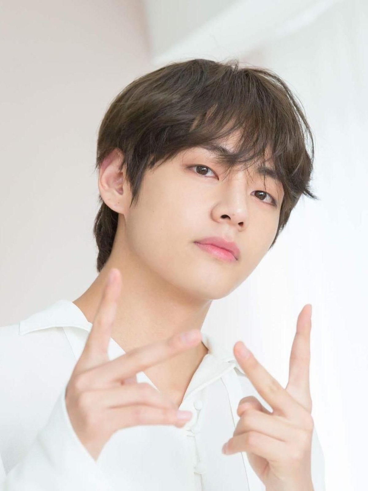 Penyanyi V BTS dikenal sering gonta-ganti warna rambutnya&period; Lalu seperti apa sih pesona tampan V yang sering tampil dengan warna rambut nyentrik&quest;