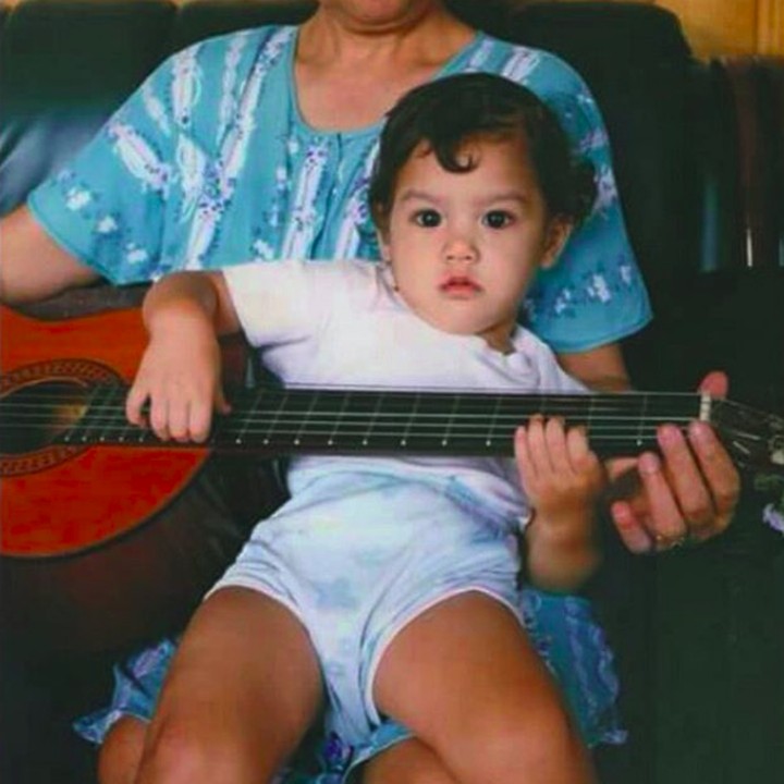 <p>Sepertinya dari bayi Al sudah ingin jadi musisi, Bun. Lihat, Al kecil sudah siap pegang gitar. He-he-he. (Foto: Instagram/alghazali7)</p>