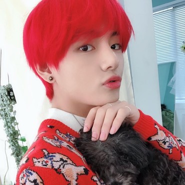 6 Pesona Tampan V BTS yang Sering Gonta-Ganti Warna Rambut