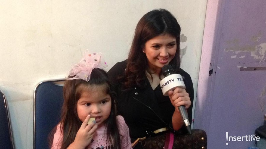 Ibunda Charlotte Ferran mengaku tidak peduli dengan cibiran yang dialamatkan pada anaknya yang sudah viral sejak kecil&period;