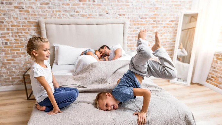 Kalau anak masih tidur bareng Bunda dan Ayah, ada skenario menyiasati hubungan intim. Jadi, nggak perlu takut ketahuan si kecil ya.