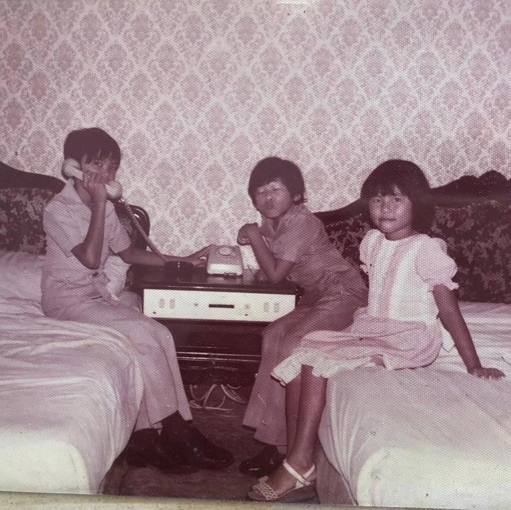 <p>Wah, lagi menelpon siapa nih Ahok? Jadi penasaran he-he-he. (Foto: Instagram @fifiletytjahajapurnama)</p>
