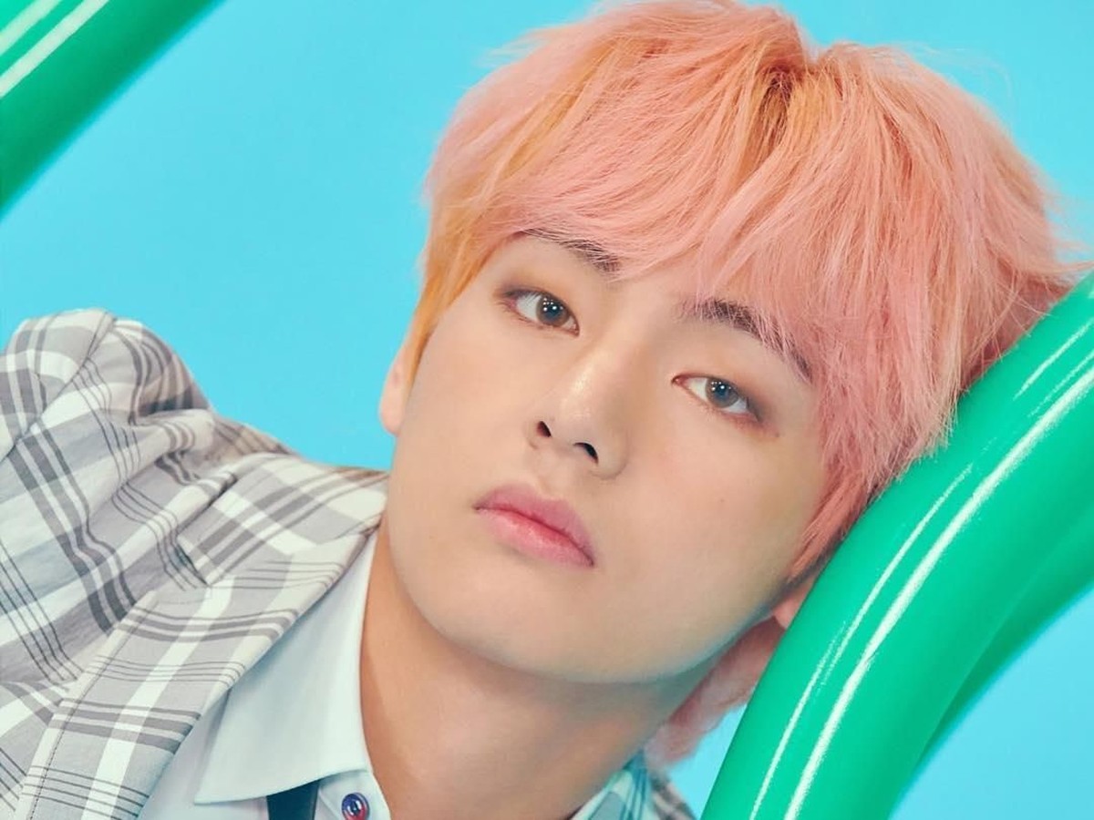 Penyanyi V BTS dikenal sering gonta-ganti warna rambutnya&period; Lalu seperti apa sih pesona tampan V yang sering tampil dengan warna rambut nyentrik&quest;