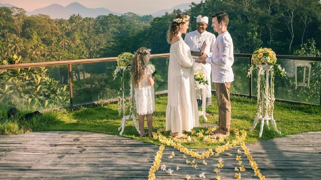 Sebagai salah satu destinasi wisata terbaik di dunia, Bali menjadi idaman bagi banyak pasangan untuk melangsungkan pesta pernikahan.