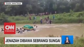 Viral! Jenazah Dibawa Sebrangi Sungai Arus Deras