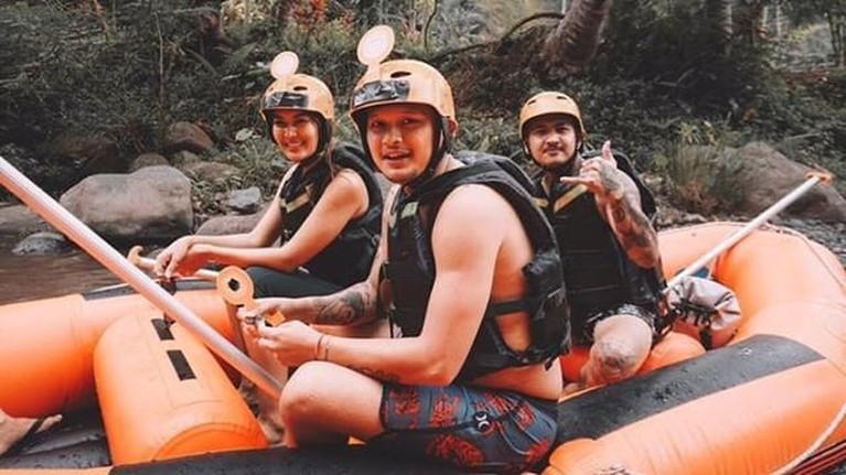 Seru Banget, Syamsir Alam Belah Alam Bali Bareng Maria Selena Tim My Trip My Adventure menemukan pantai baru nan indah di Bali yang bernama Diamond Beach. Seperti apa sih keseruan mereka? Simak yuk!
