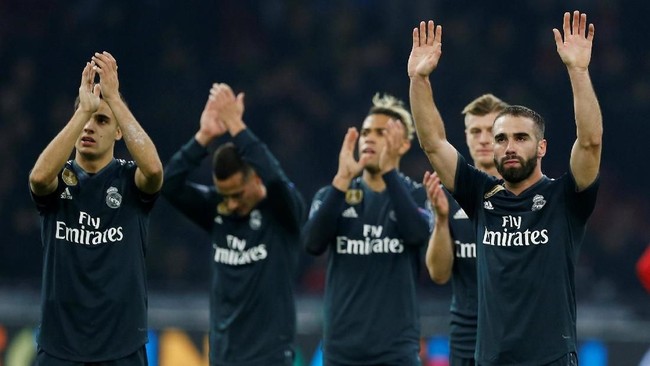Pendukung Ajax Amsterdam sempat berusaha mengganggu fokus Real Madrid dengan menyalakan kembang api di depan hotel namun strategi itu tak berbuah manis.