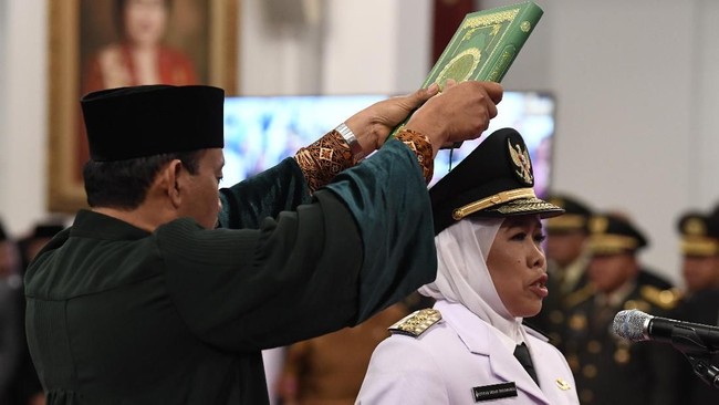 Gubernur Jawa Timur Khofifah Indar Parawansa kembali absen dari sidang kasus suap pengisian jabatan Kementerian Agama di Tipikor Jakarta.