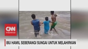 Nekat! Ibu Hamil Seberangi Sungai Untuk Melahirkan