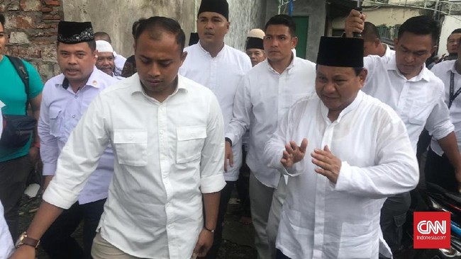 Prabowo disambut antusias oleh jemaah Masjid Kauman, Semarang. Usai salat Jumat, sejumlah jemaah bahkan meneriakkan slogan 'Prabowo Presiden'.