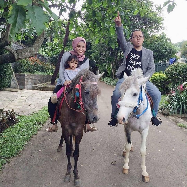 <p>Wah, asik nih naik kuda bareng anak dan istri. Seru banget ya, Bun. (Foto: Instagram @achmadzaky)</p>