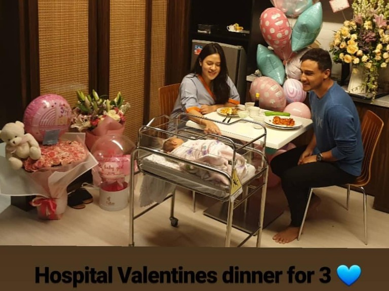 Rayakan momen Hari Kasih Sayang atau Valentine, enam pasangan selebriti tanah air unggah foto mesra mereka. Menurut Insertizen mana nih yang paling romantis?