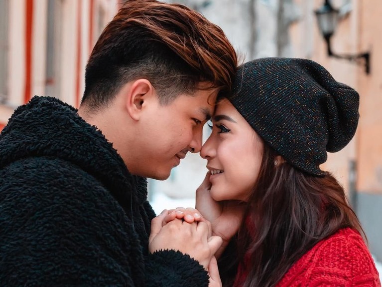 6 Potret Mesra Pasangan Selebriti Rayakan Valentine Rayakan momen Hari Kasih Sayang atau Valentine, enam pasangan selebriti tanah air unggah foto mesra mereka. Menurut Insertizen mana nih yang paling romantis?