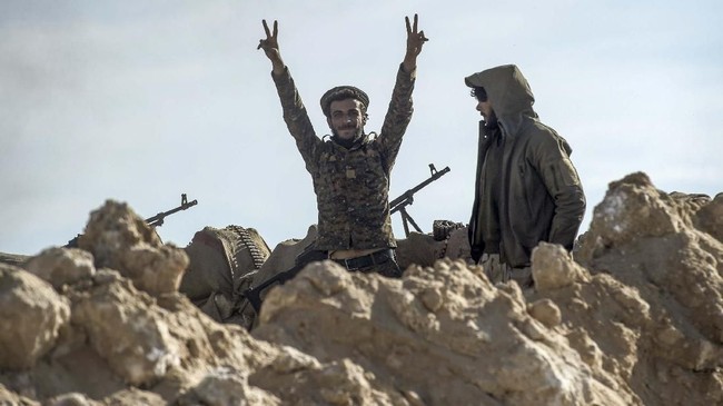 Relasi AS dan kelompok Kurdi Suriah tidak pernah berjalan mulus. Kelompok Kurdi merasa dikhianati AS meski sama-sama bertempur melawan ISIS.