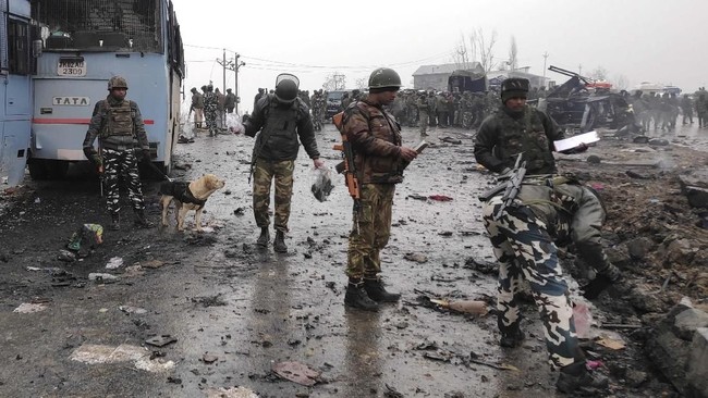 Setidaknya 40 orang tewas ketika sebuah bom meledak di tengah iring-iringan personel paramiliter India di Kashmir pada Kamis (14/2).