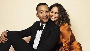 img-title John Legend Umumkan Kehamilan Ketiga Chrissy Teigen