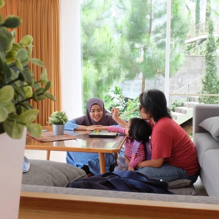 <p>Asiknya <em>quality time</em> di rumah. Wah, gemas ya liat keluarga ini. (Foto: Instagram @achmadzaky)</p>