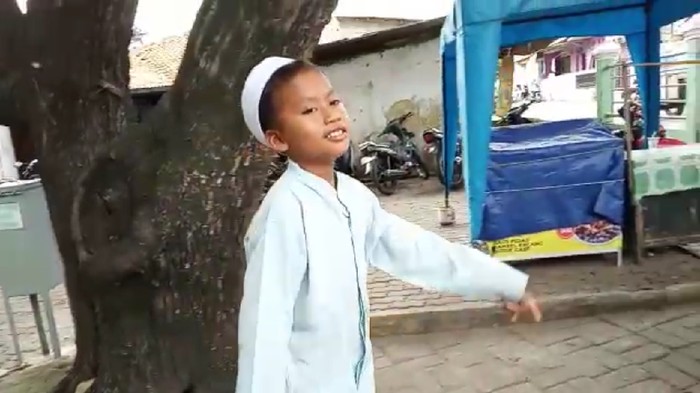 Muhammad Saputra bocah yang viral karena jualan cilok
