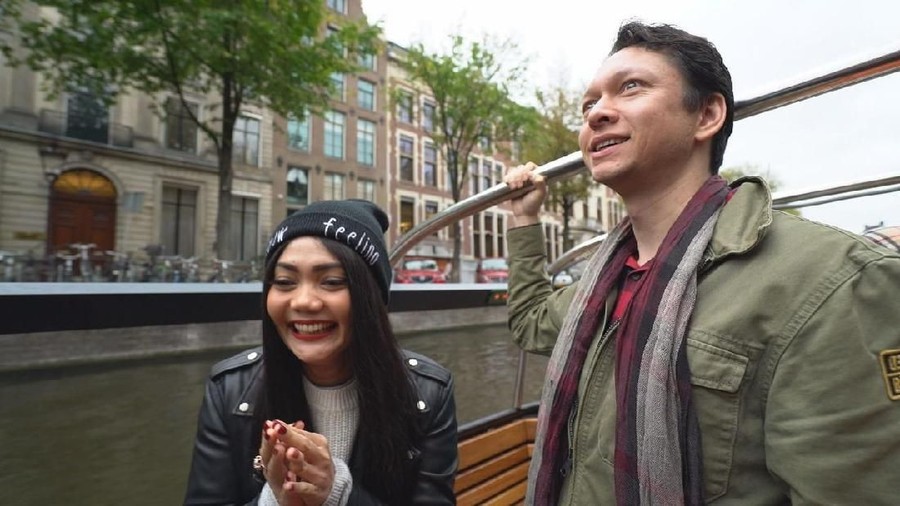 Begini Gaya Romantis Kekasih Saat Melamar Rina Nose Rina Nose dilamar kekasih pada Januari lalu.