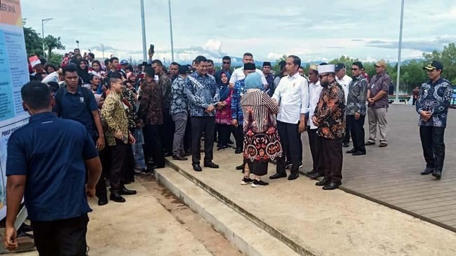 Presiden Jokowi menjanjikan kampung nelayan di Bengkulu ditata agar bisa menjadi destinasi wisata dan kawasan industri.
