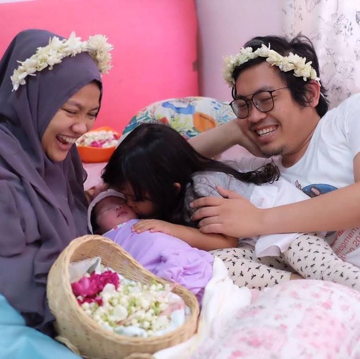 <p>Kebahagiaan menyambut anak kedua Noura Salima yang lahir 3 September 2017. <em>So sweet</em> ya, Bun. (Foto: Instagram @achmadzaky)</p>