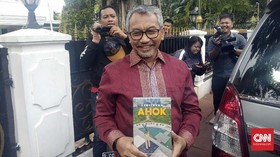 Sowan ke Ketua DPRD, Syaikhu Dapat Buku <i>Kebijakan Ahok</i>
