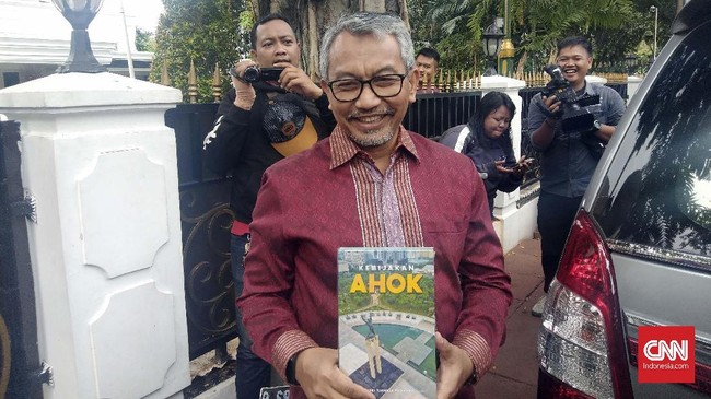 Tanpa ditemani petinggi PKS lainnya, Ahmad Syaikhu, bertamu ke rumah Ketua DPRD DKI Jakarta Prasetio Edi Marsudi. Di sana ia diberi buku Kebijakan Ahok.