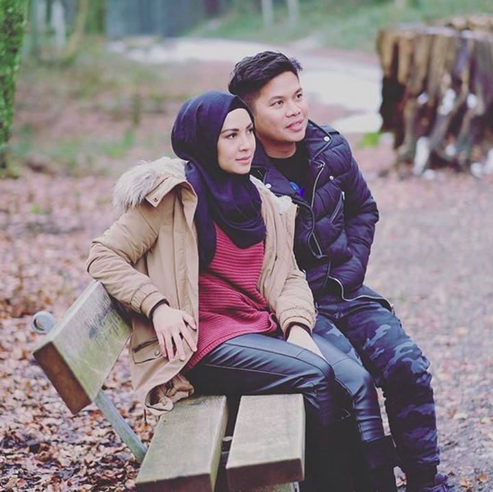<p>Nah, kalau ini lagi memandang apa sih? Serius banget kayanya. (Foto: Instagram @ratnagalih)</p>