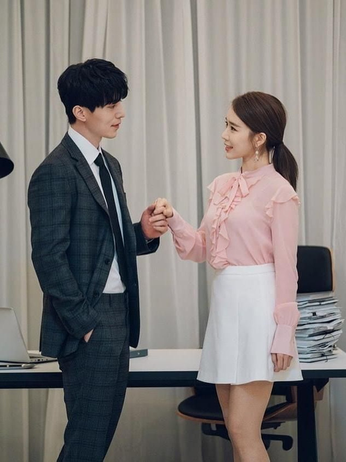 Lee Dong Wook dan Yoo In Na terlihat semakin mesra di drama terbarunya&comma; Touch Your Heart&period; Simak enam potret kebersamaan keduanya&period;