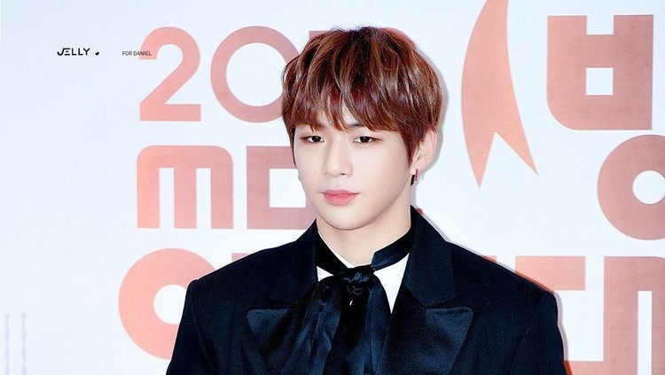 Kang Daniel rehat sementara dari industri hiburan Korea karena mengalami depresi dan gangguan panik.