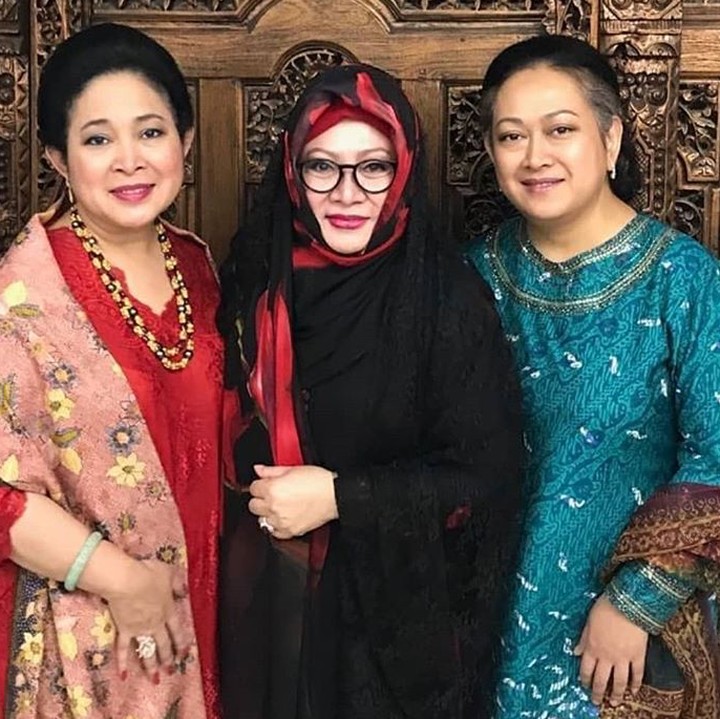 <p>Titiek Soeharto bersama kakak dan adik perempuannya, Tutut dan Siti Hutami Endang Adiningsih atau dikenal dengan Mamiek Soeharto. Kompak! (Foto: Instagram/ @titiksoeharto)</p>