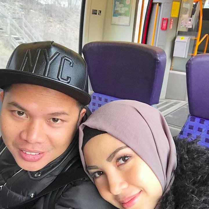 <p>Bersandar sama pasangan kayak dilakukan<a href="https://www.haibunda.com/mom-life/d-4323163/ratna-galih-idamkan-anak-perempuan-di-kehamilan-ke-4" target="_blank"> Ratna Galih</a> pada suaminya ini emang paling nyaman ya, Bun. (Foto: Instagram @ratnagalih)</p>