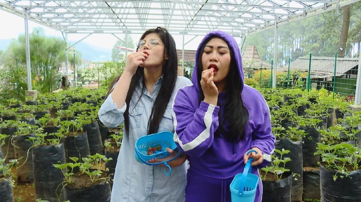 Seperti apa sih keseruan Dita Soedarjo jelajahi Bandung bersama Boiyen&quest; Jangan lupa tonton Celebrity On Vacation Sabtu 16 Februari pukul 07&period;30 WIB di Trans TV&period;